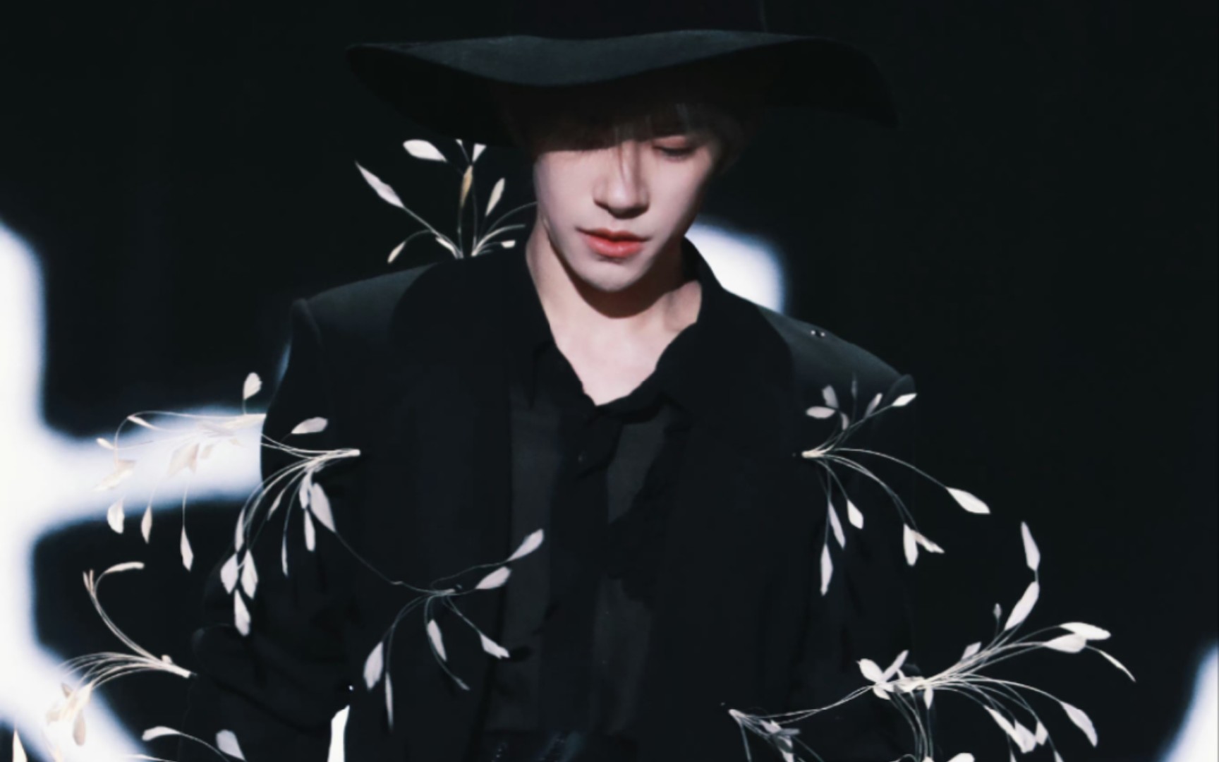 【易烊千玺】黑夜中盛开的花