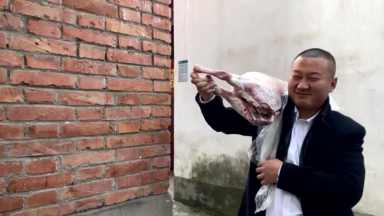老夏520买只小山羊,胖龙做"黑胡椒烤全羊"皮脆肉香,真好吃