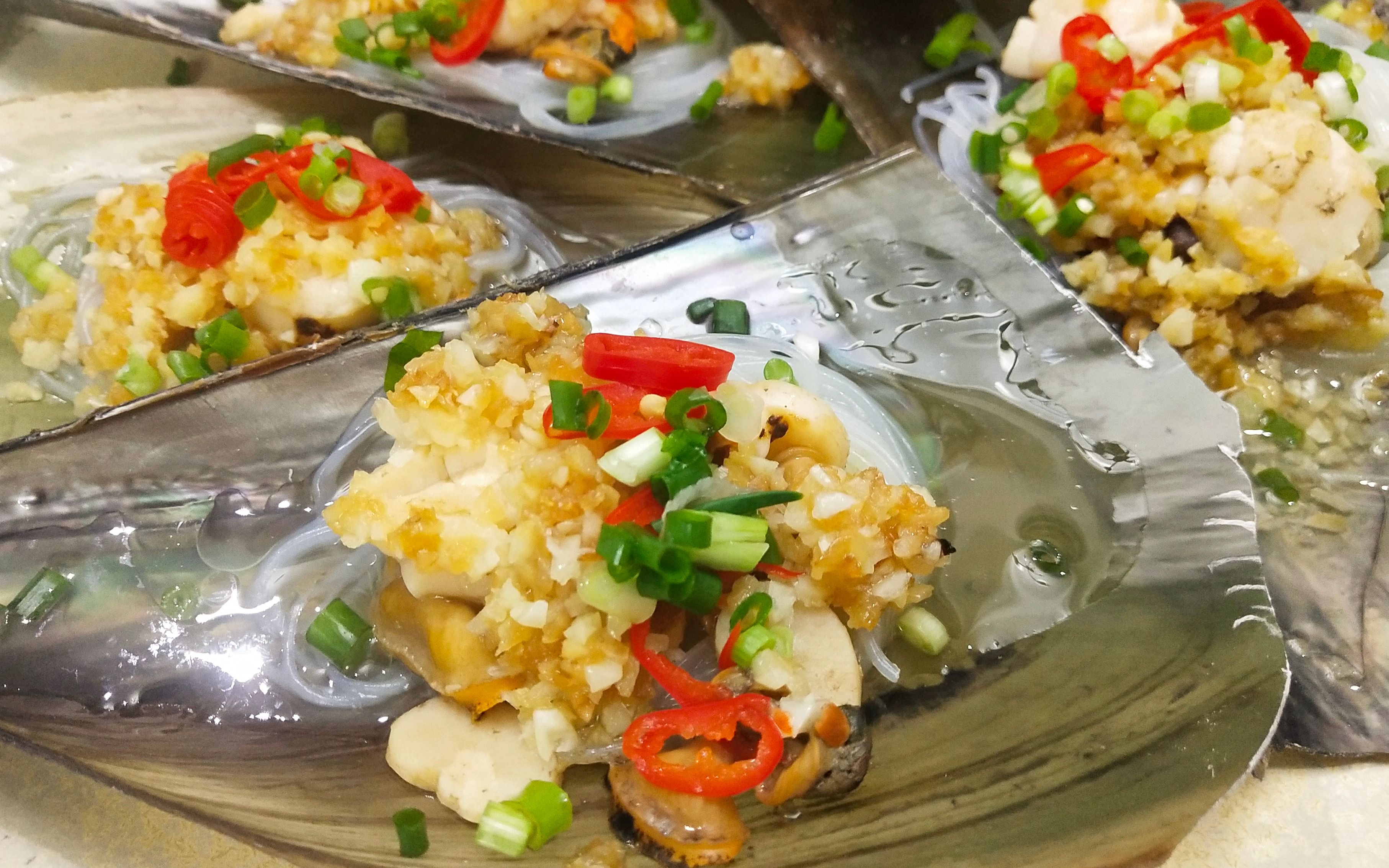 饿货美食:蒜蓉怎么炒才更香?带子蒸粉丝这么做简单又好吃