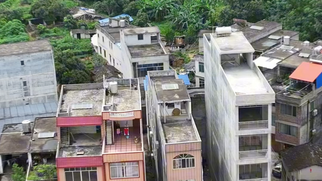 为什么偏偏就要分开建,太奇葩了吧#广西最窄的房子#旅行 #航拍