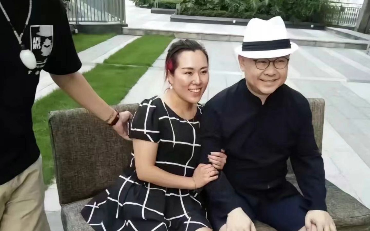 歌手刀郎被女粉丝强搂 合照太亲密