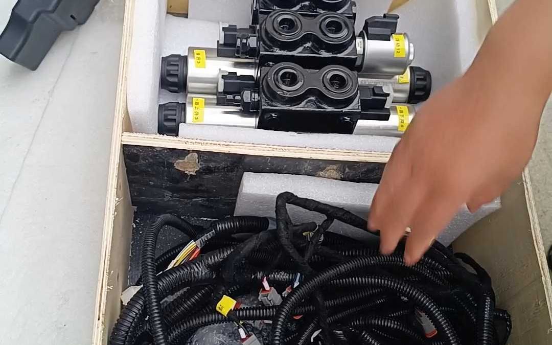 拖拉机电控整套产品准备打包发货,12伏24伏电磁阀都有