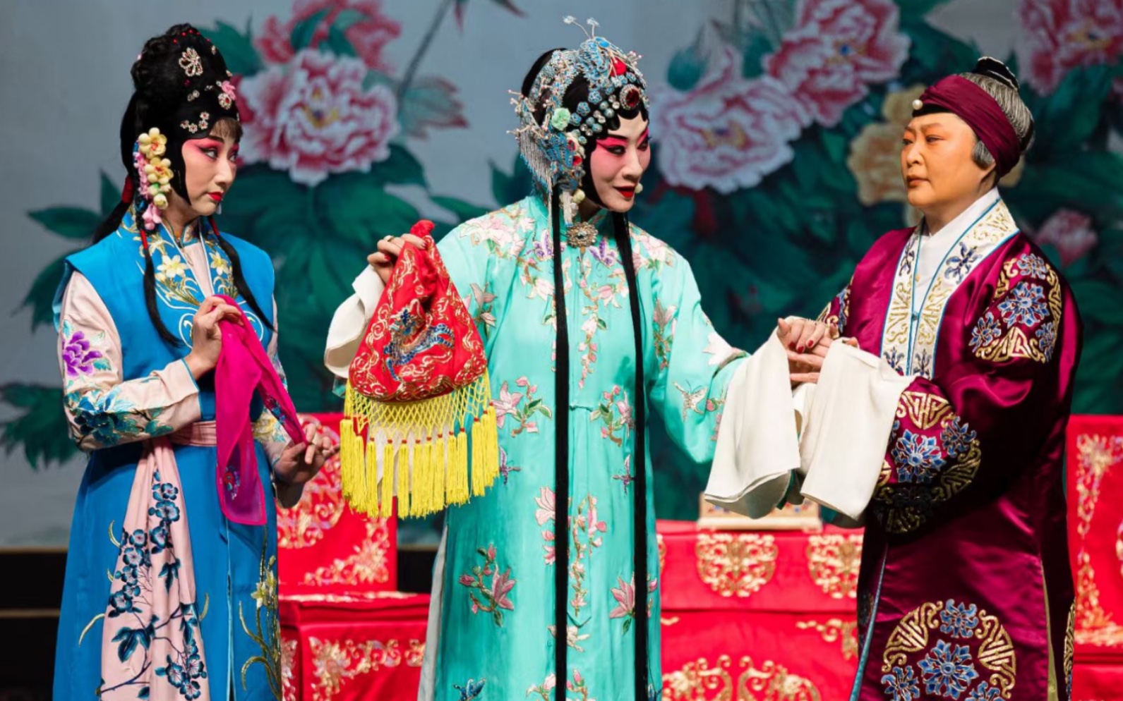 【京剧】五一·李海燕《锁麟囊·选妆》"怕流水 仔细观瞧"20210501