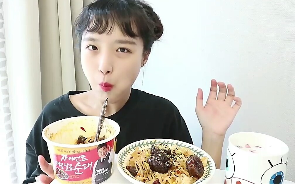 韩国吃播便利店食品也会吃的很香噢芝士金枪鱼三角包饭巨人米肠nado