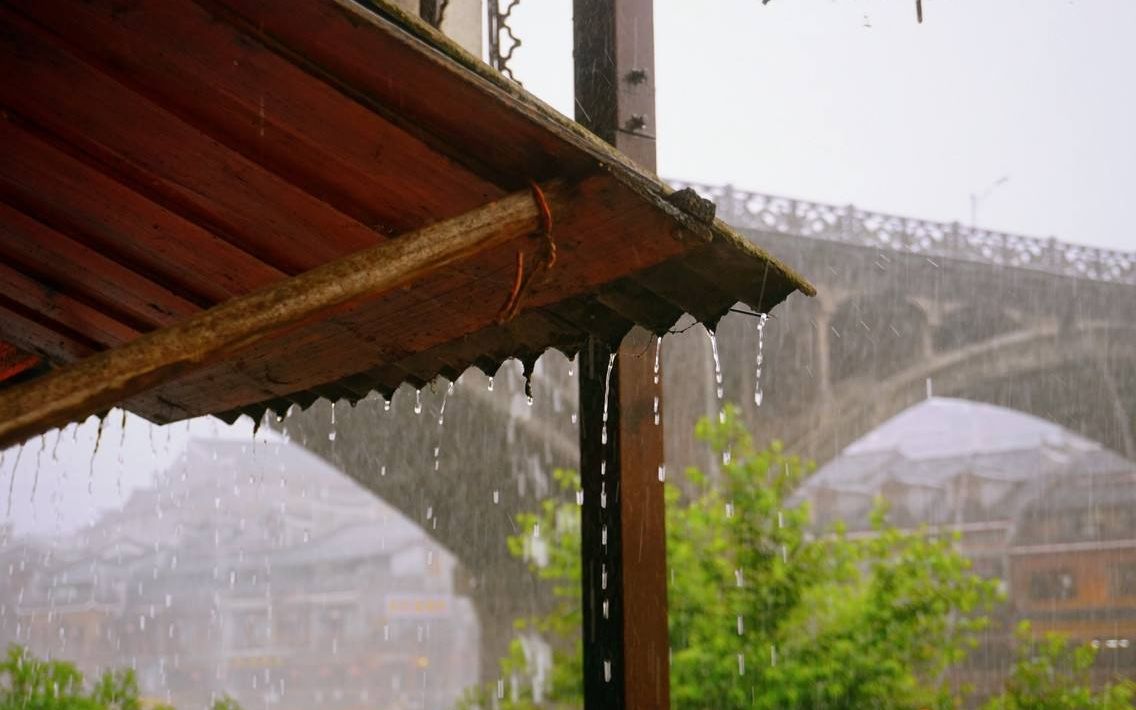 3小时舒适白噪音下雨声听雨声睡觉催眠时需要的雨声