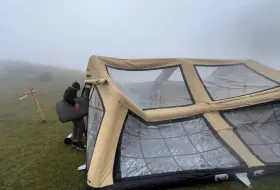 Скачать видео: 【阿提克家族】在山顶边缘露营，暴风雨露营，我们的帐篷在飞