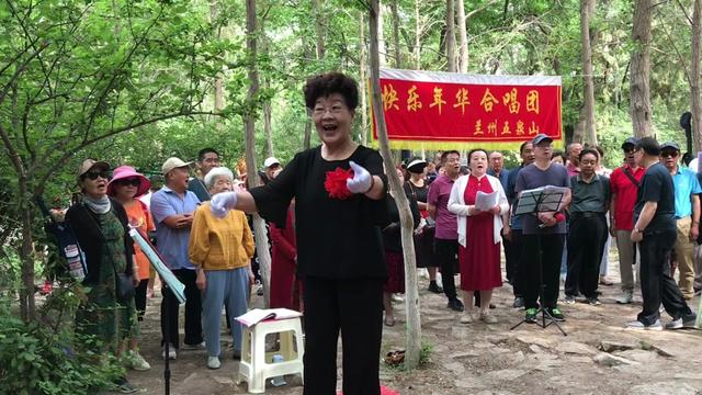 [图]请观赏兰州五泉山快乐年华合唱团歌友们合唱的歌曲《绿色军衣》