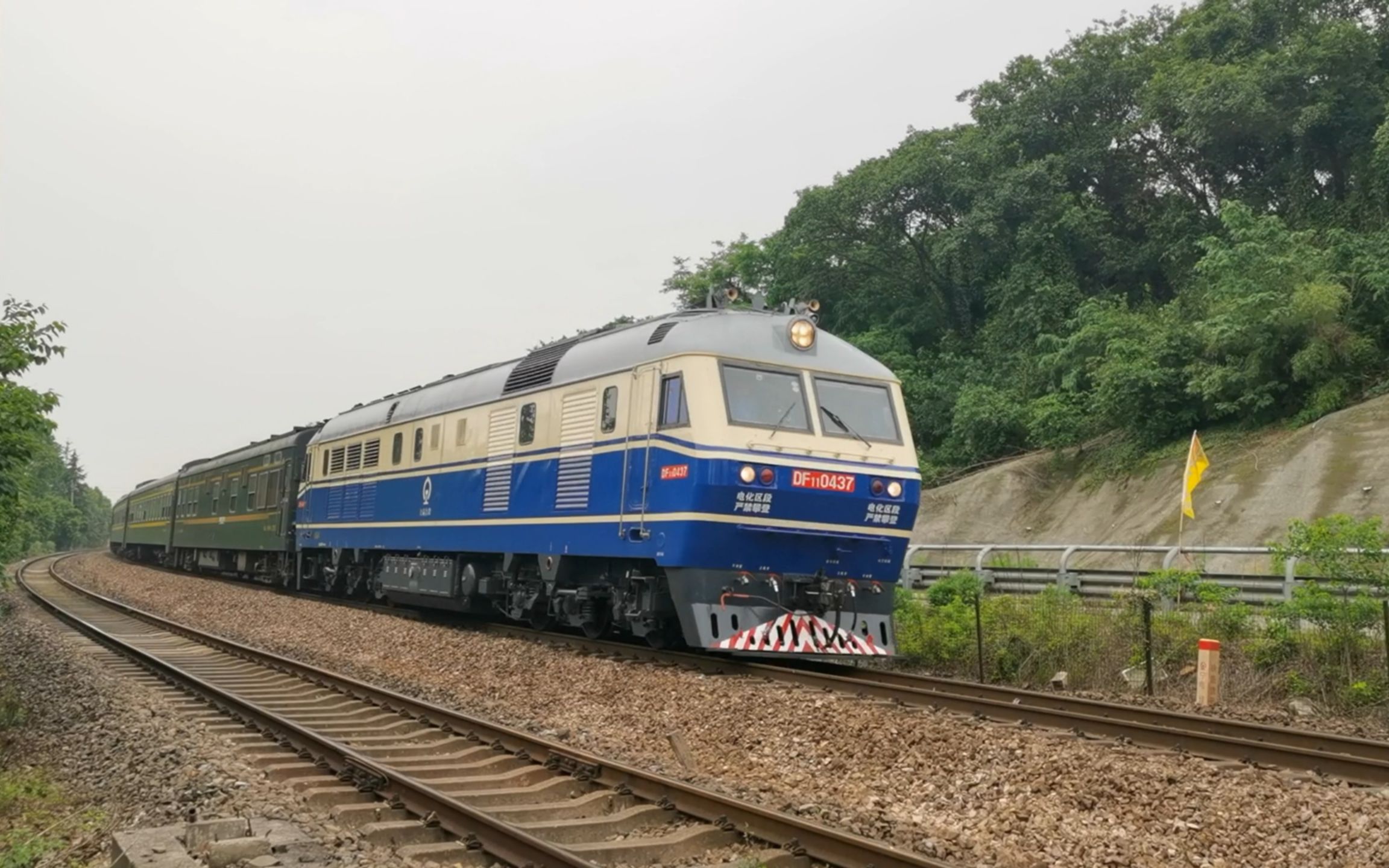 整修一新的上局合段df11内燃机车0437号机牵引苏州——重庆北t237次