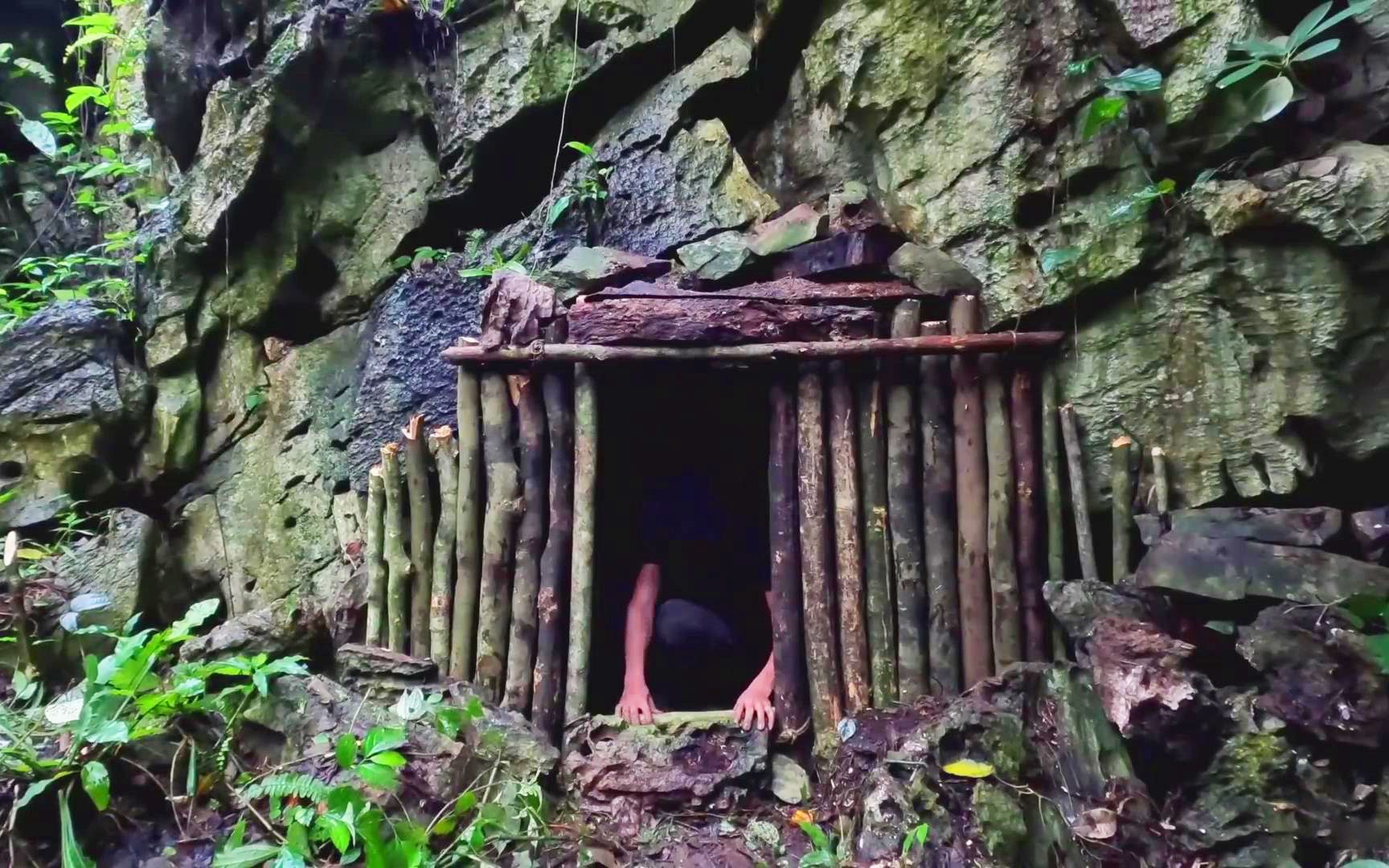 原始雨林生活,在山脚下发现一个洞口,把它改造成新的住所!哔哩哔哩bilibili