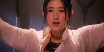 女贼失手被擒，混混们上前来脱裤子