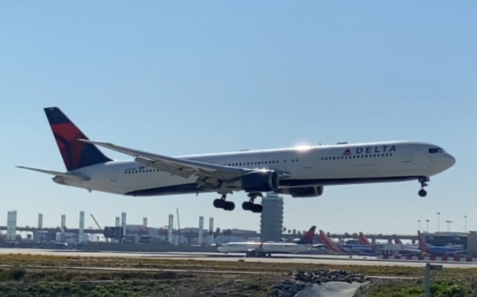 达美航空767-400er降落洛杉矶国际机场