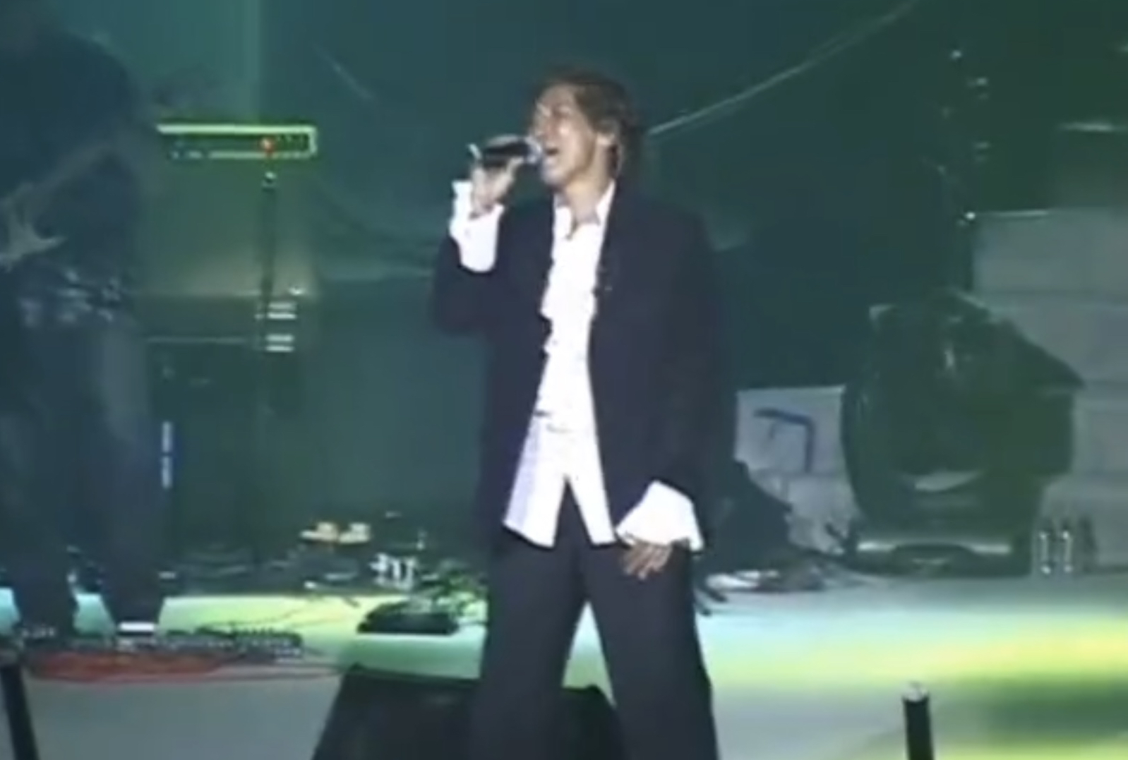 齐秦现场演唱《悬崖》2006年北京演唱会哔哩哔哩bilibili