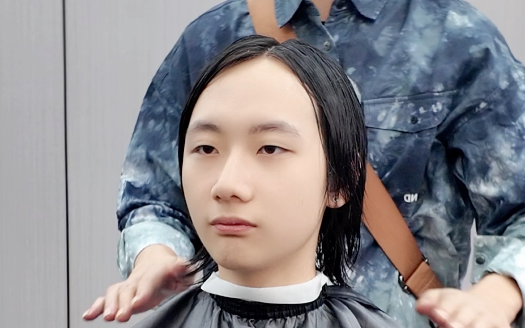 男生头发贴直顺 想支棱起来 又得好打理 来看下这款发型 鲻鱼头效果