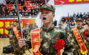 下载视频: 龙泉宝剑赠英雄！直击国内首次新兵授剑仪式“从戎之剑”出鞘场面震撼