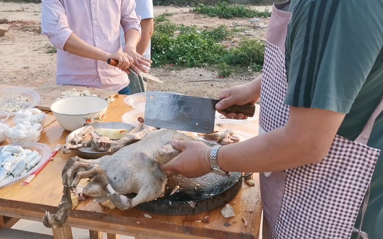 [图]广东大厨砍白切鹅，刀工炉火纯青出神入化，你说这技术牛不牛