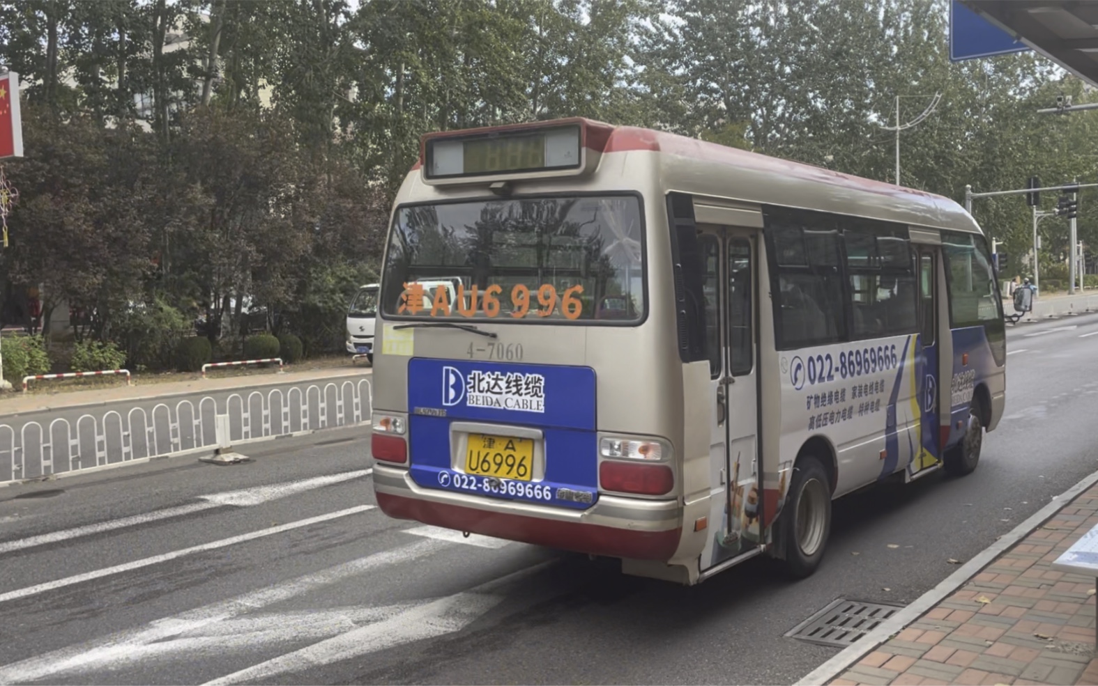 天津宝2路金旅考斯特出站