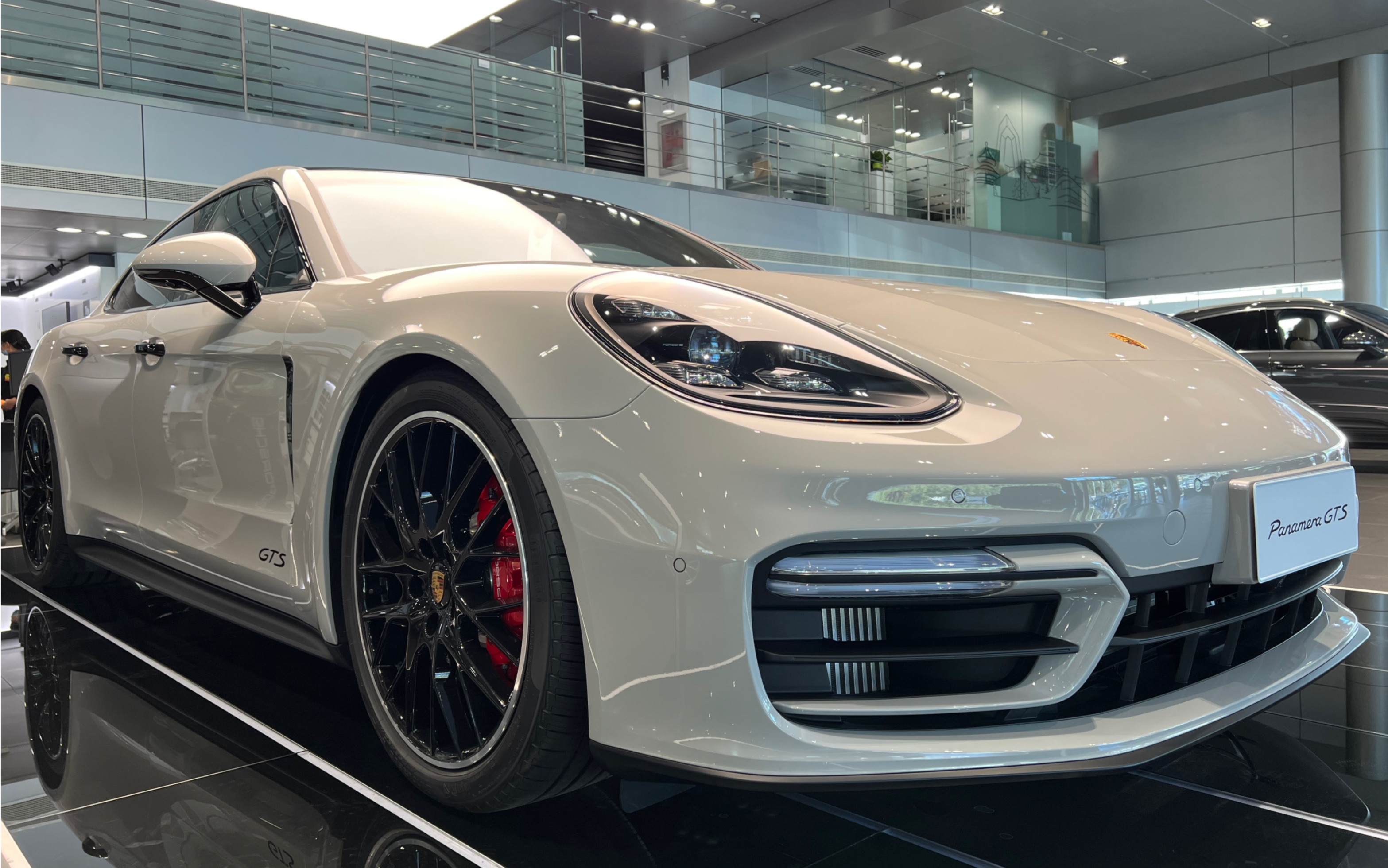 如果你开过保时捷的911,那么你坐进这辆帕梅,一定会有一种非常熟悉的