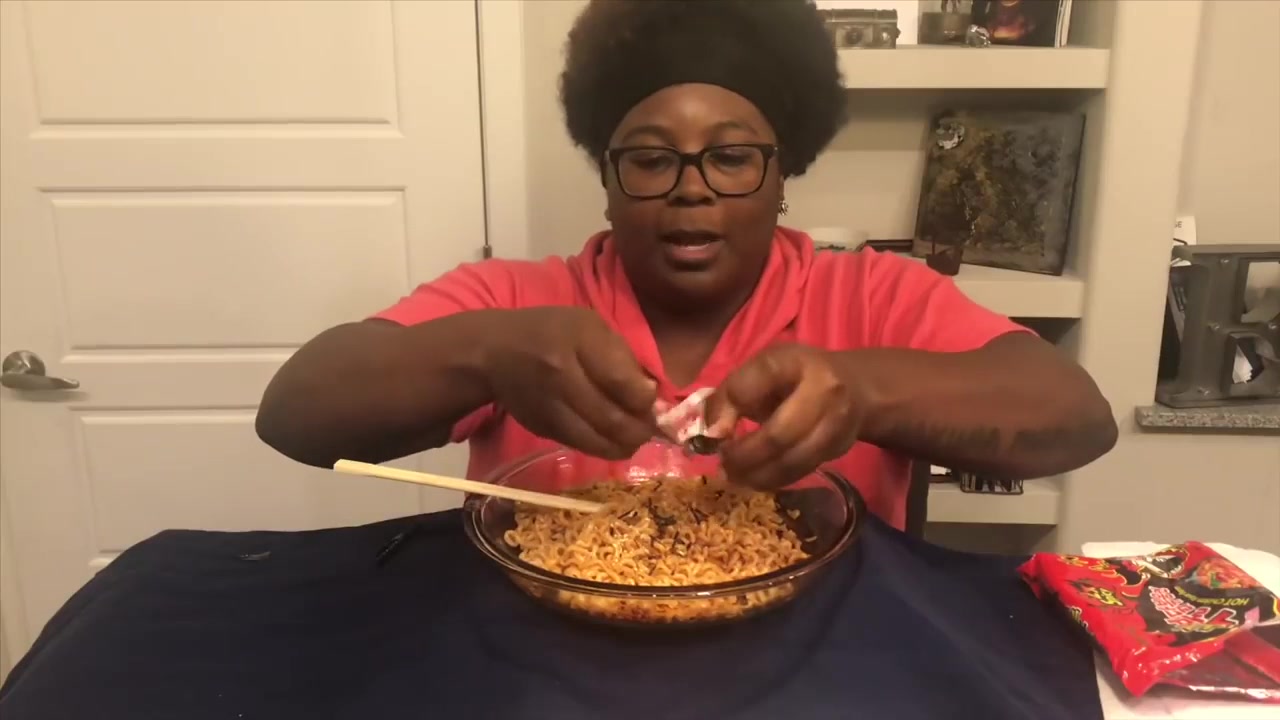 sarelieats黑人吃播美女的火鸡面w