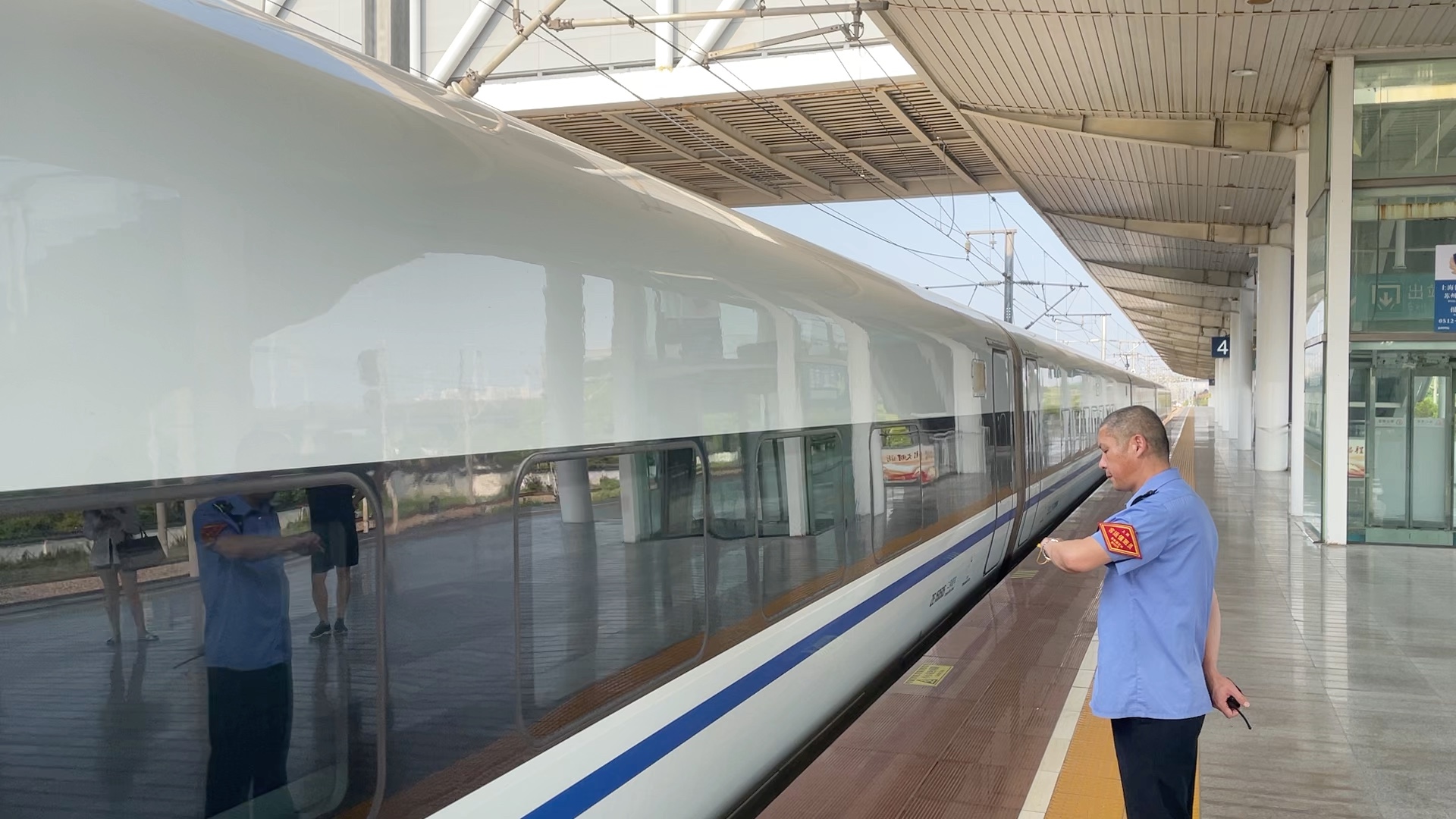 g7052次(上海-南京)进苏州园区站,本务crh380d-1505