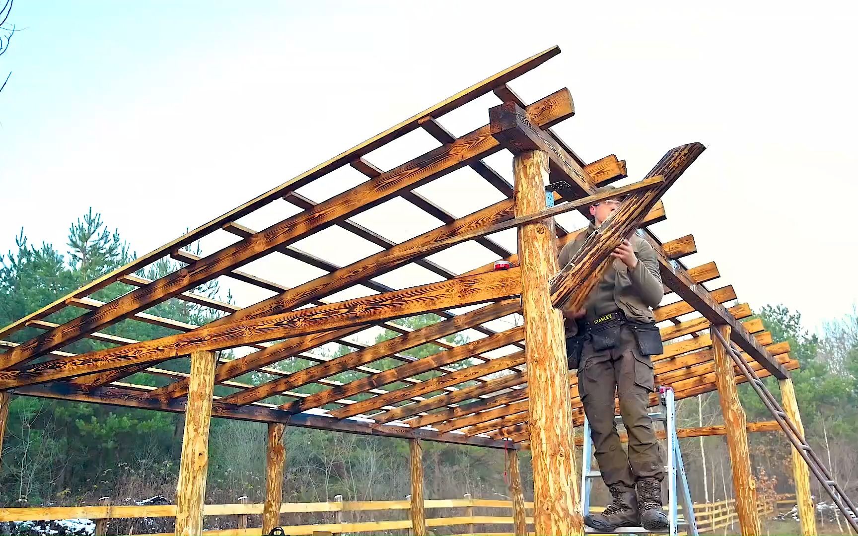 这个二十岁的小伙 在农场里搭建木制工作棚