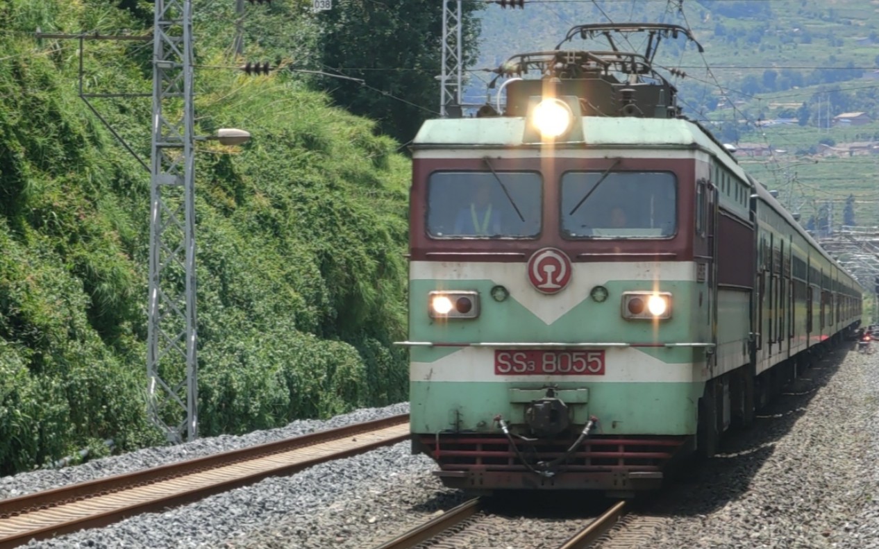 5633次列车黄水塘站会车5634次