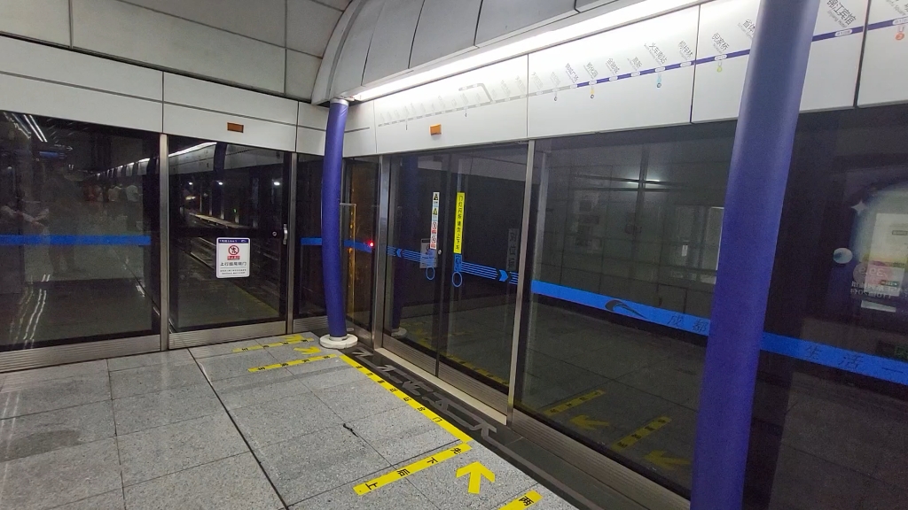 成都1号线地铁站图片