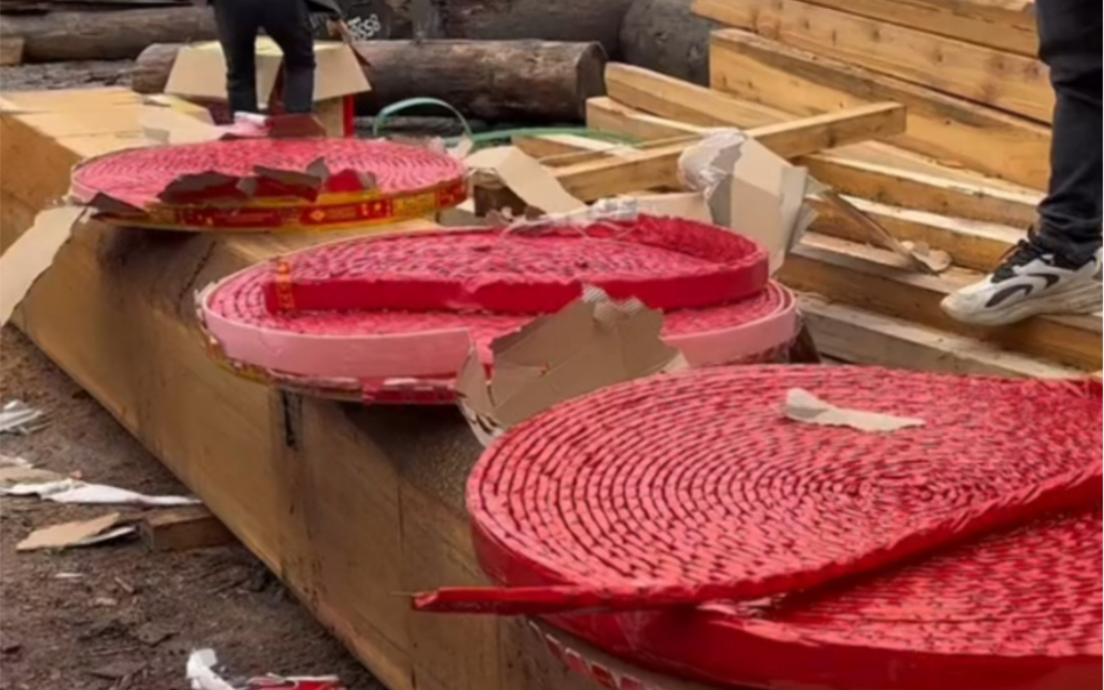 最大的鞭炮最高礼节迎接我们掌墨师傅们进场