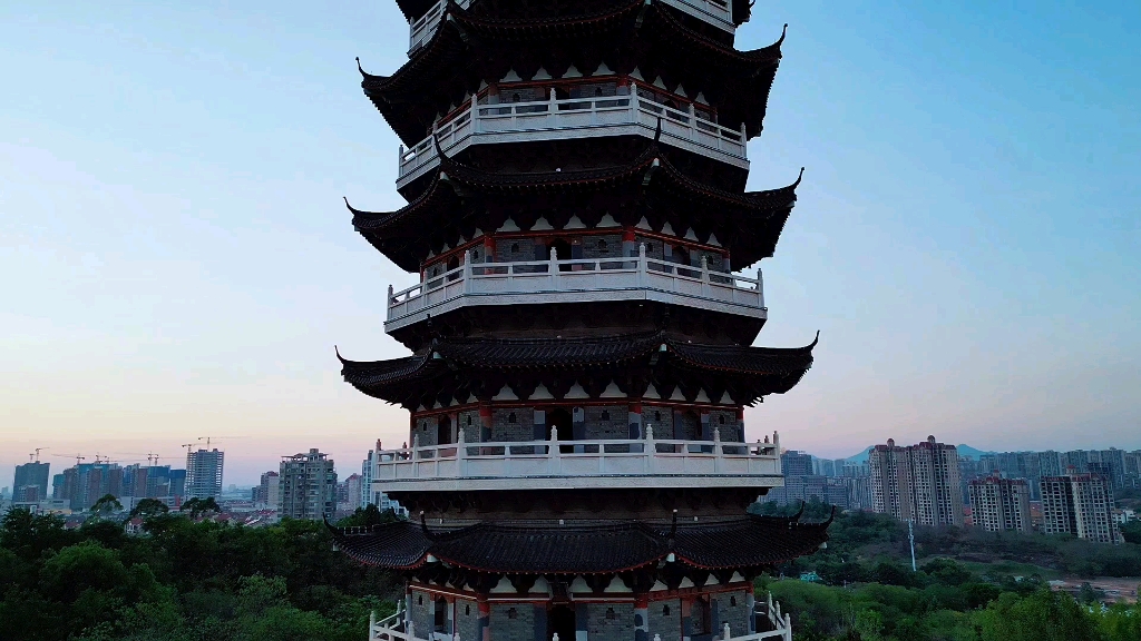 赣州杨梅渡公园的翠浪塔,晚上有灯光就更美了,发光的宝塔仿佛赣州市的