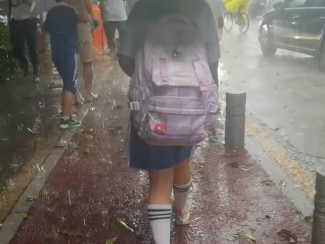 下雨天有了这个防水鞋套再也不怕湿鞋 了,携带方便哔哩哔哩bilibili