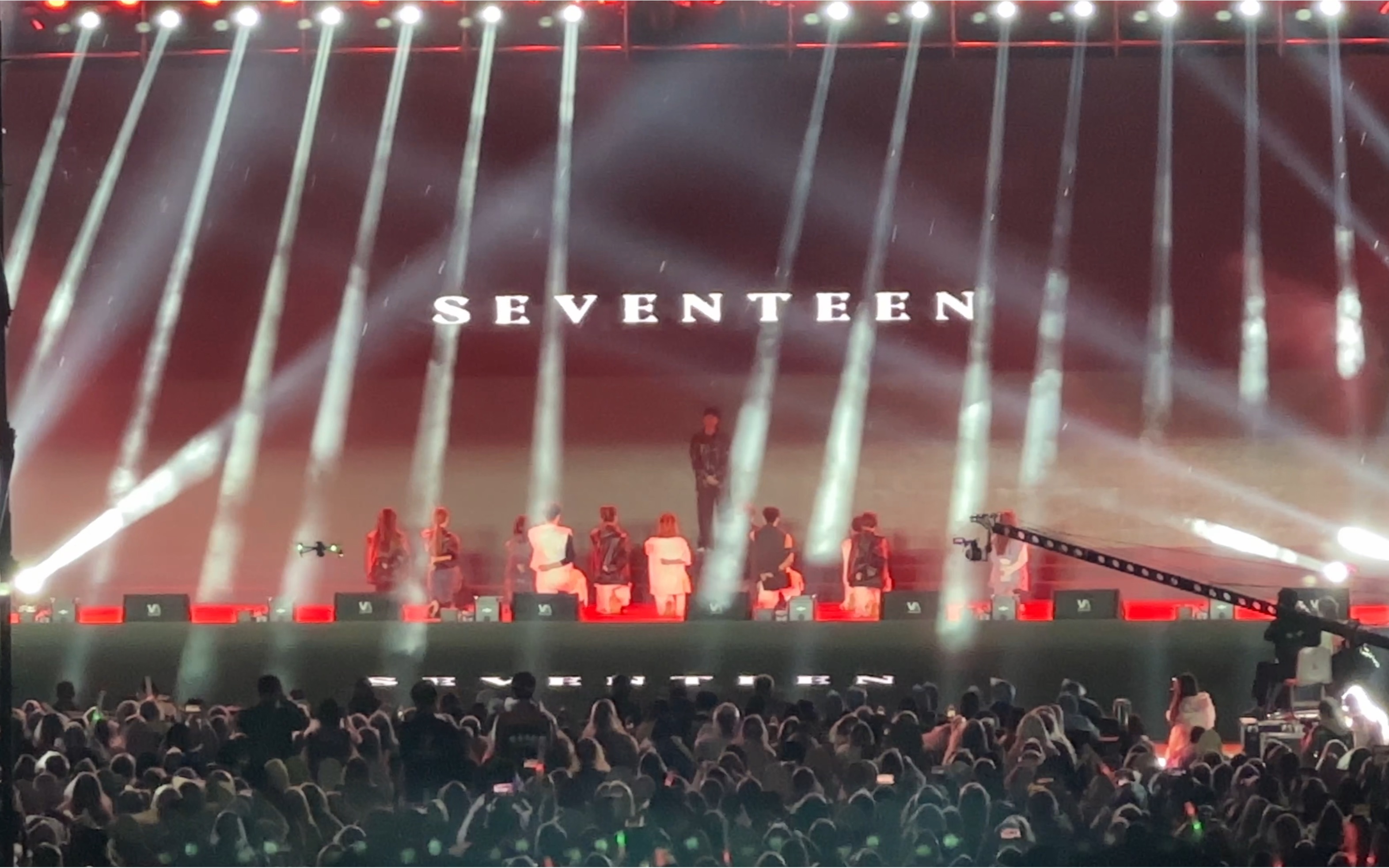 学校晚会堪比演唱会的Super!灯光背景太好看了吧!“seventeen”真的很齐!哔哩哔哩bilibili