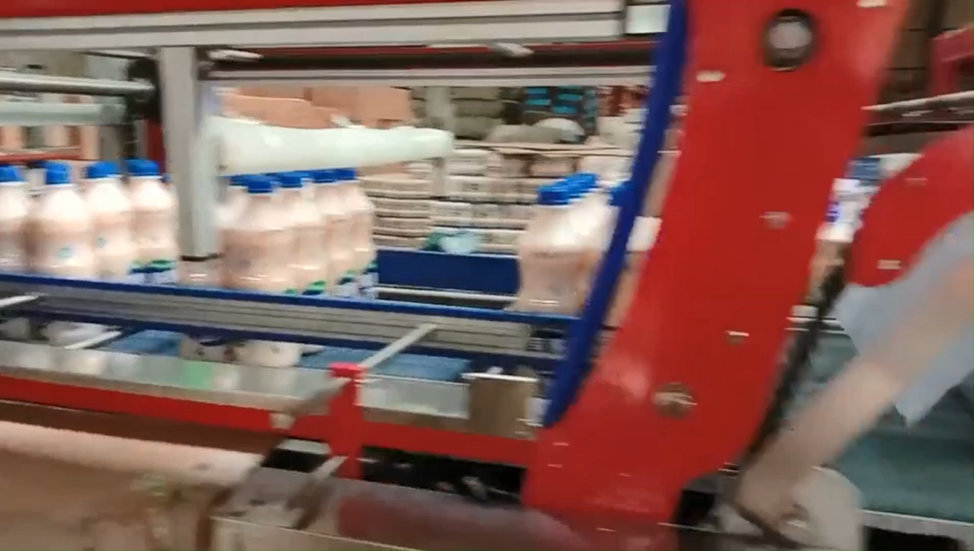 大瓶乳品矿泉水塑封打包机汽水1.5l2l调味品膜包设备