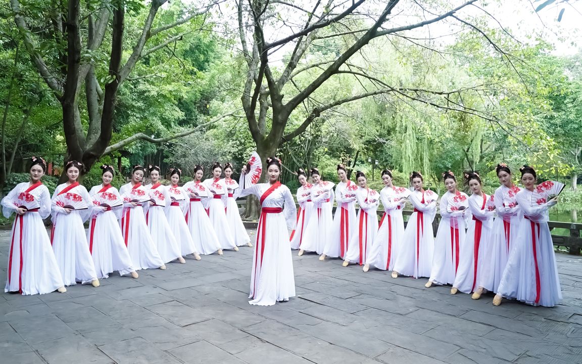 [图]许嵩《惊鸿一面》古风扇子舞，人面桃花相映红！