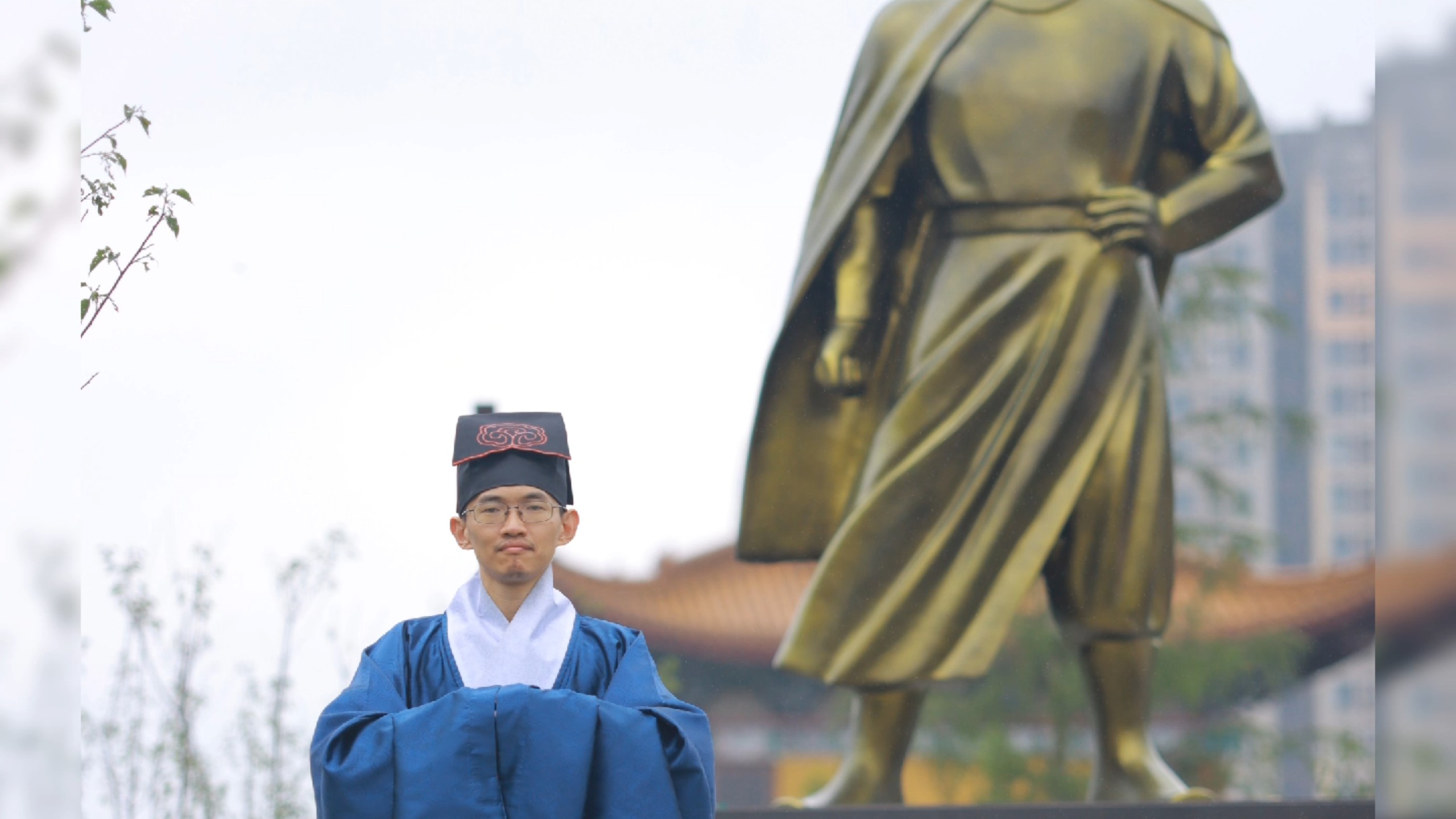 于江阴八十一日英雄阎应元雕像前行礼