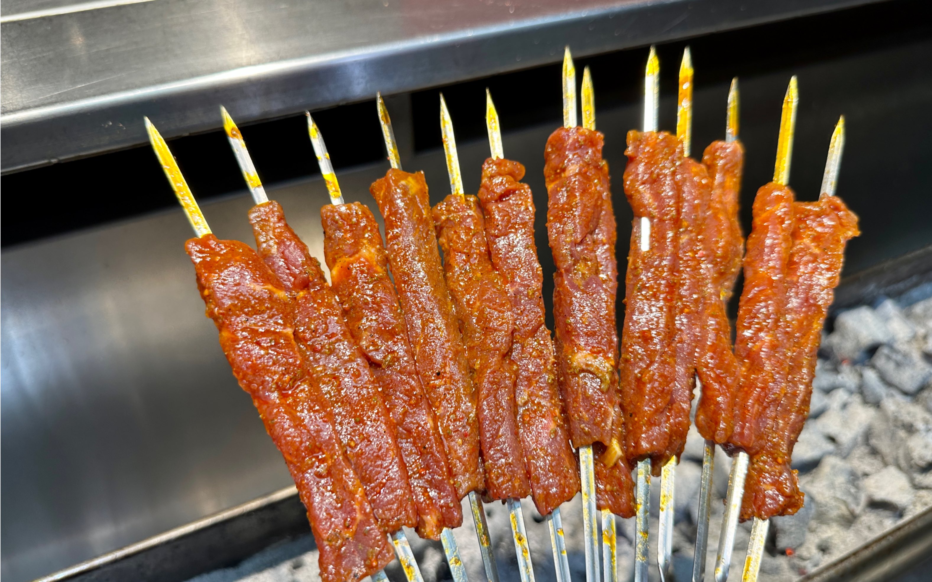 麻辣鲜香的麻辣牛肉串配方及烤制技巧