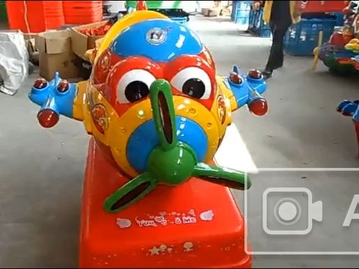 一只可爱的小飞机摇摇车