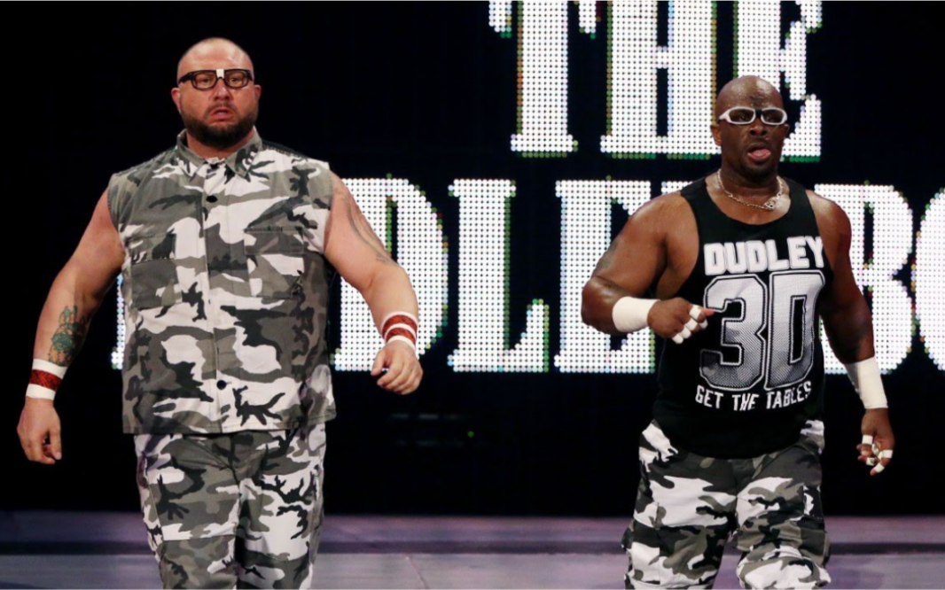 【蓝光中文字幕】达德利男孩退役演讲,却遭光头兄弟破坏!