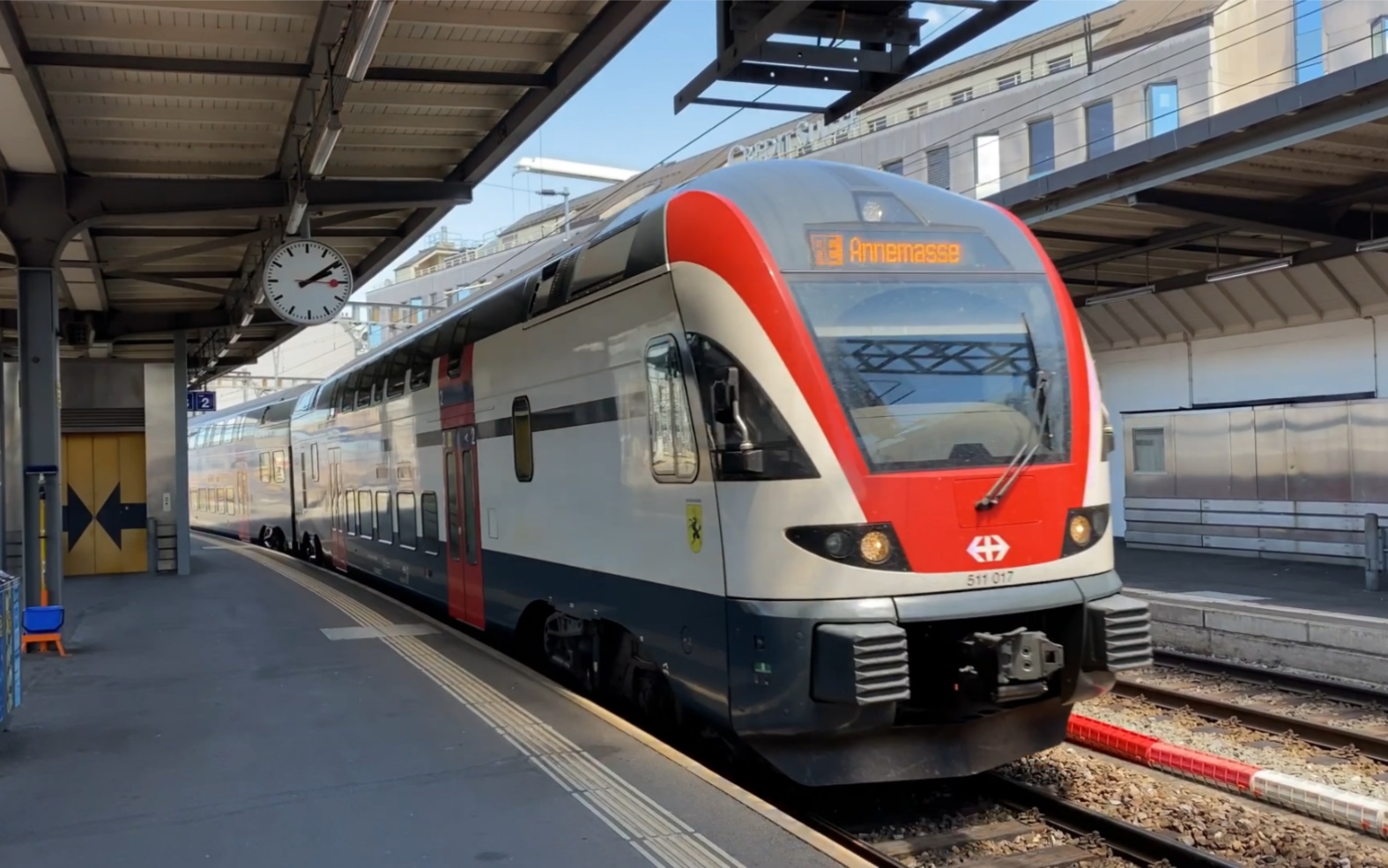 瑞士联邦铁路rabe511双层动车组列车geneve日内瓦车站进站停车_哔哩