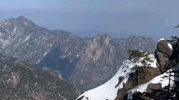 2022年2月26日黄山天气晴朗,山上残雪可见,山峰秀丽.哔哩哔哩bilibili