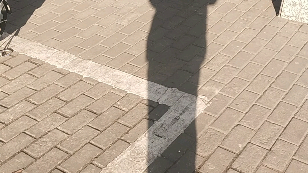 候车的早晨,孤身只影