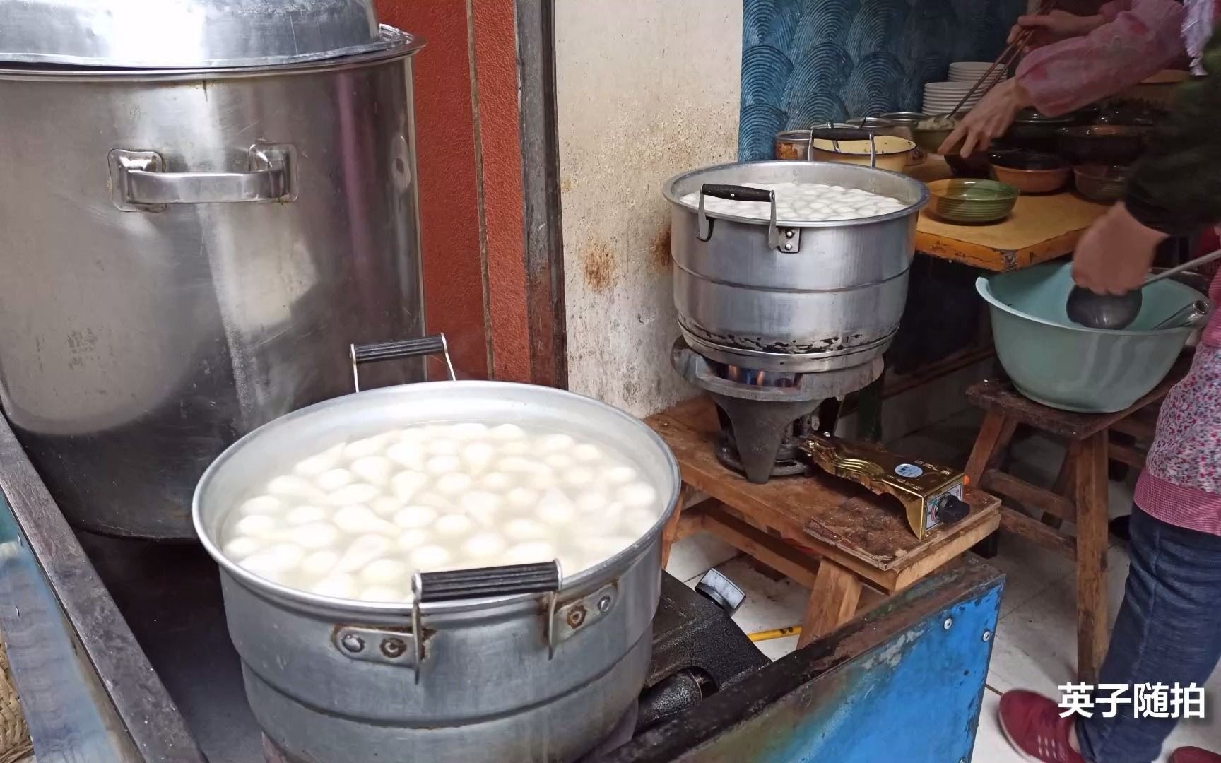 活动  四川达州:五十年老同学相聚古镇三汇 品尝古镇独特小吃心肺汤圆