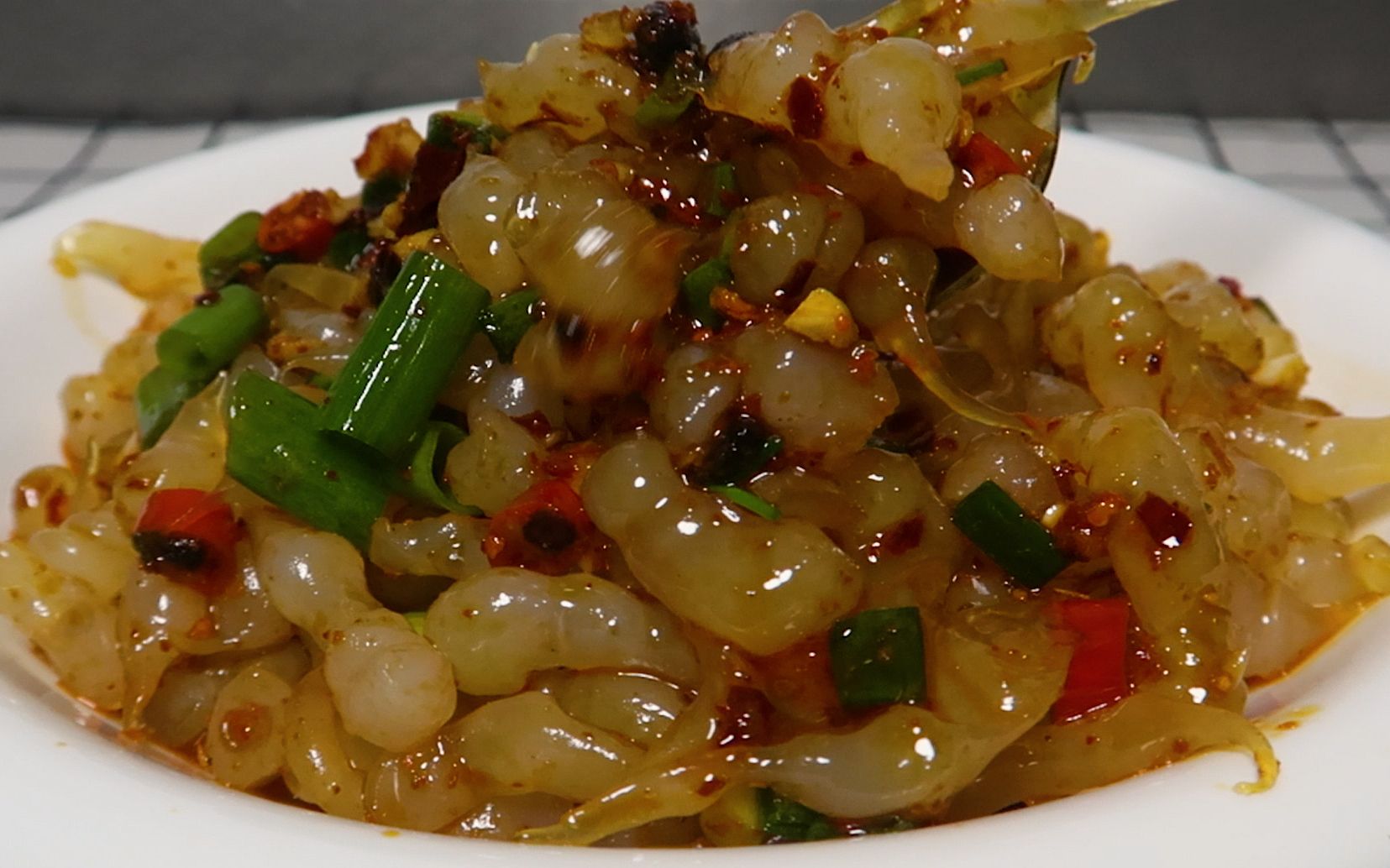 天热不想吃饭来碗凉粉鱼鱼,酸辣爽口又解馋,做法简单,全家人都爱吃