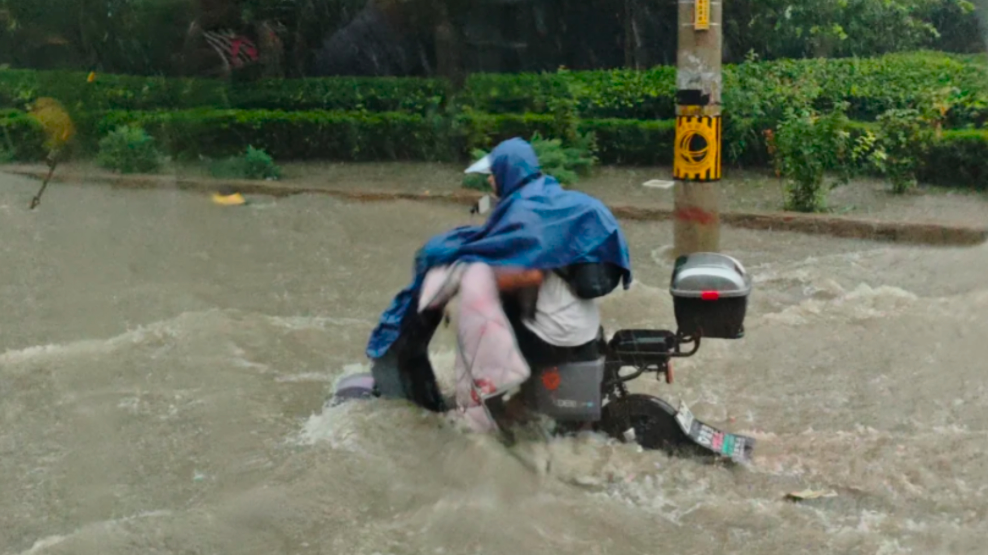 现场!北京早高峰降瓢泼大雨,车辆涉水前行市民蹚水过马路哔哩哔哩bilibili