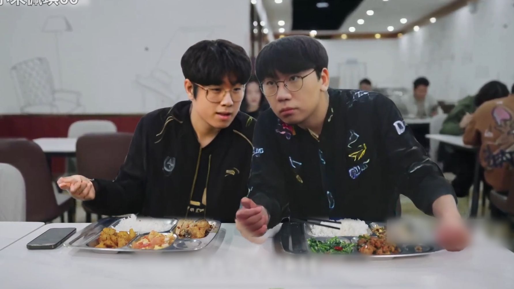 多兰哥，你拿的冠军能借给我不？