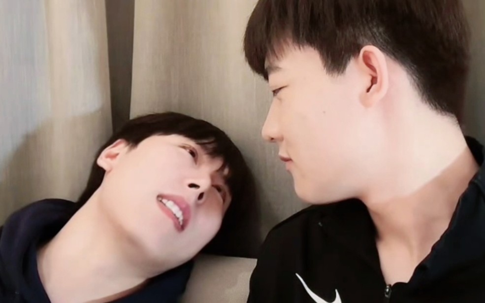 1.15"小凉威威和狼爷昊昊带威化饼去逛重庆的夜市啦"