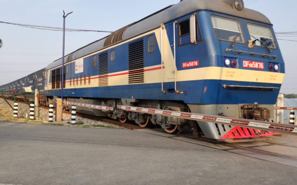 (中国铁路/益羊铁路)中铁十五局自备车df8b-5876牵引货列通过南黄道口