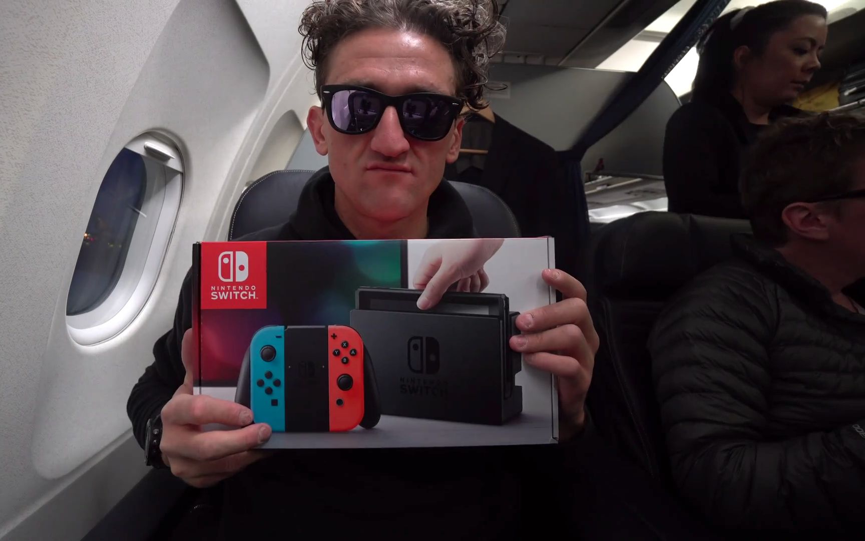 [图]【生肉】Casey Neistat Nintendo Switch on an Airplane