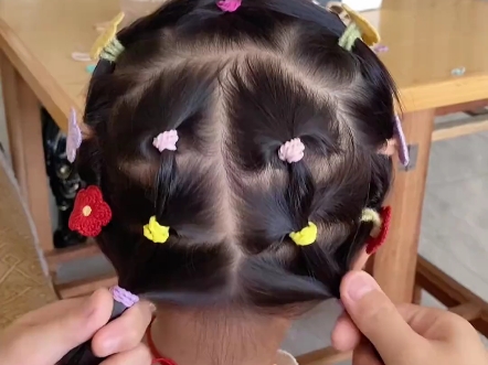 小哥哥给妹妹扎头发,越扎越停不下来