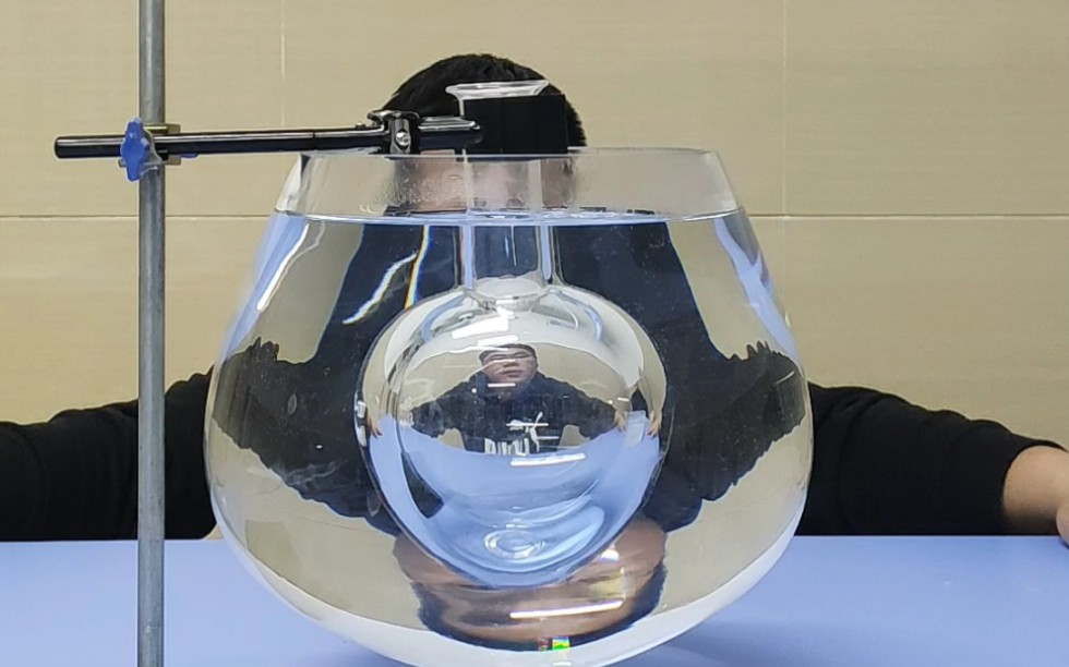 在地球上做天宫课堂的水球透镜实验,分析两个像的形成原理!