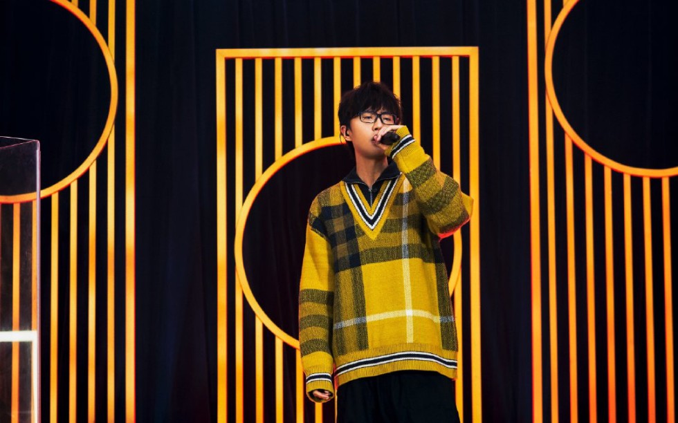 许嵩2021开年第一忘词现场高音很嗨但摆脱不了忘词属性