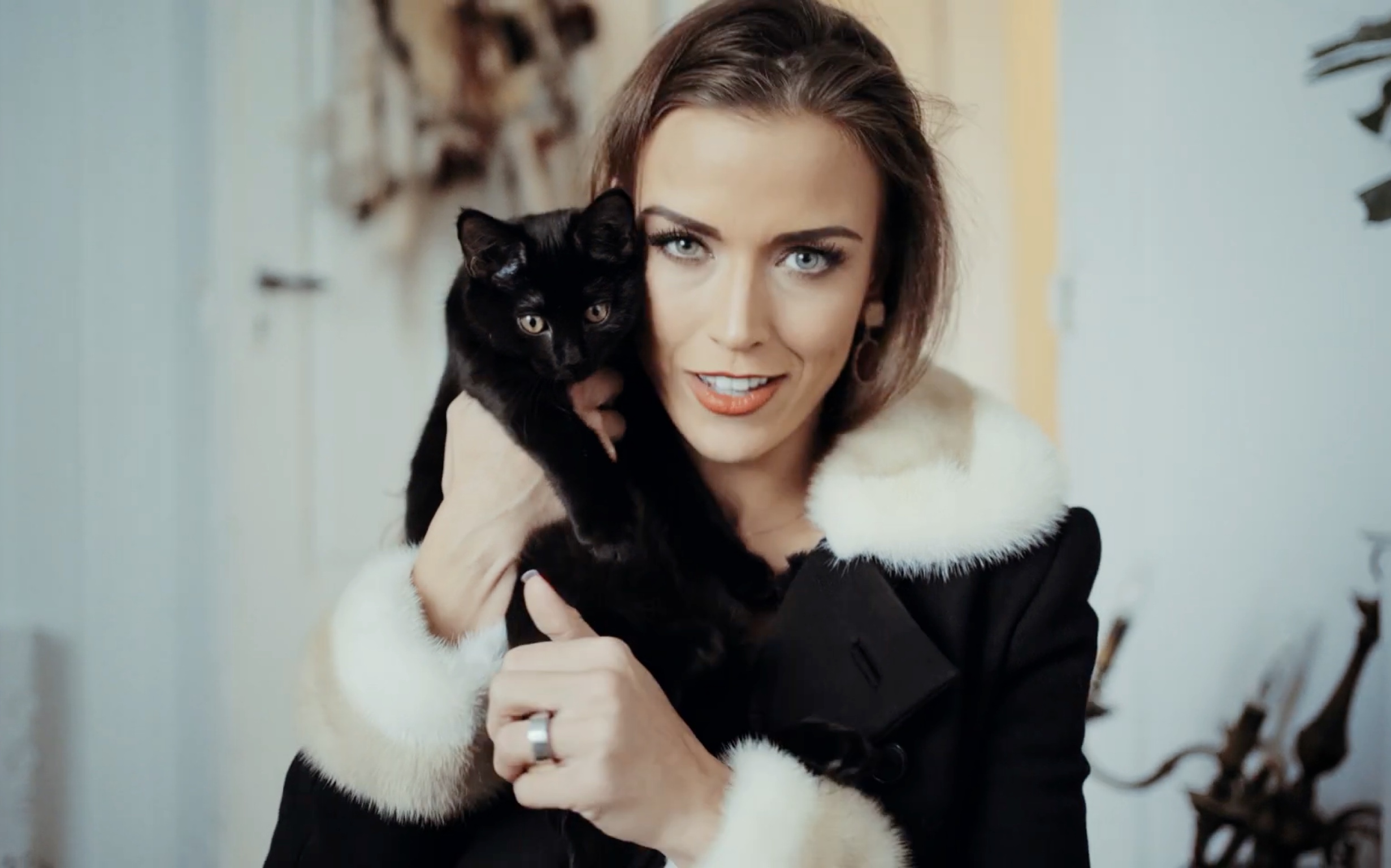 ginacarla逛超市撸猫生吃鸡蛋绝美姐姐在线索命